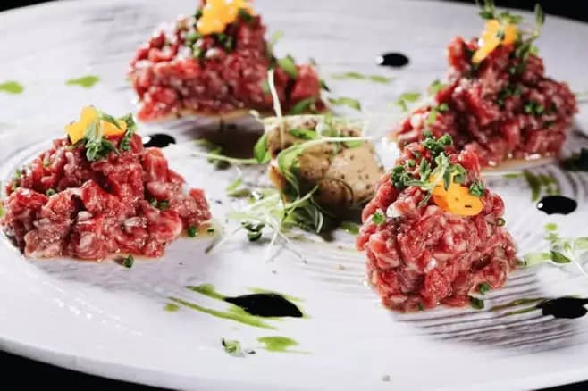 микс салатов, томаты черри, огурец, болгарский перец, оливки/маслины, красный лук, заправленные пряным маслом и дополненные сливочным сыром. 4 порции по 250 гр. 