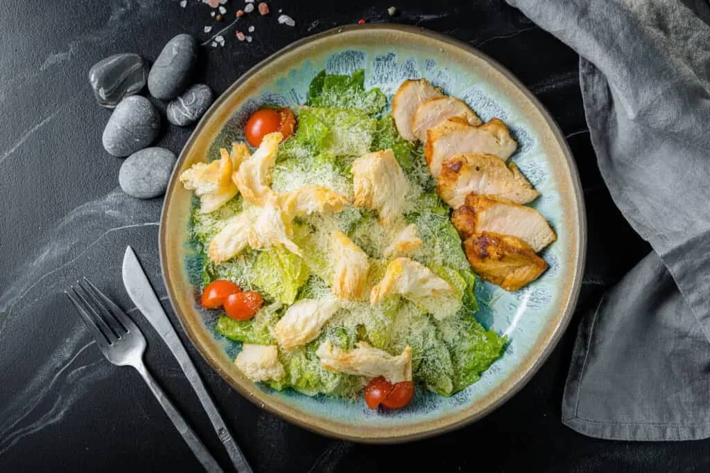 микс салатов, томаты черри, огурец, болгарский перец, оливки/маслины, красный лук, заправленные пряным маслом и дополненные сливочным сыром. 4 порции по 250 гр. 